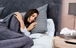 ۷ ترفند ساده برای پایین آوردن تب بزرگسالان بدون دارو